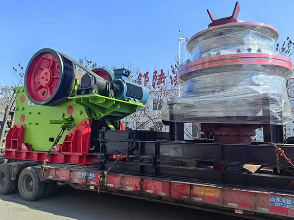 圓錐機破碎機發貨現場.jpg 圓錐機破碎機發貨現場.jpg